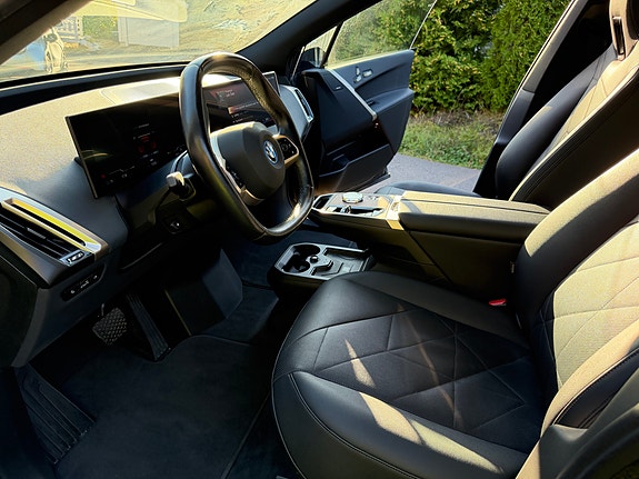 BMW iX 10 of 14