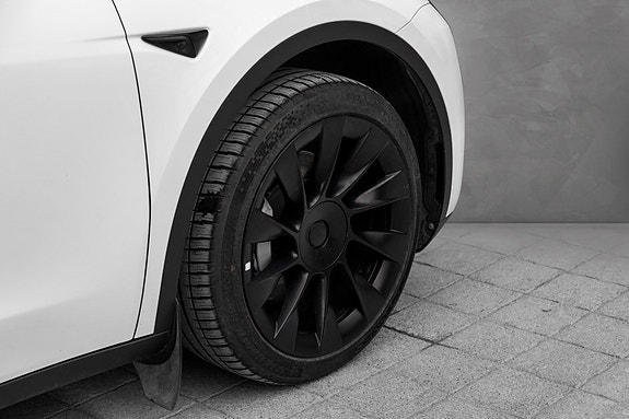 Tesla Model Y 9 of 22