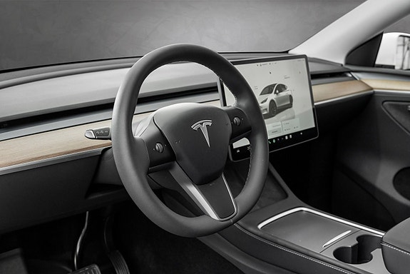 Tesla Model Y 16 of 22