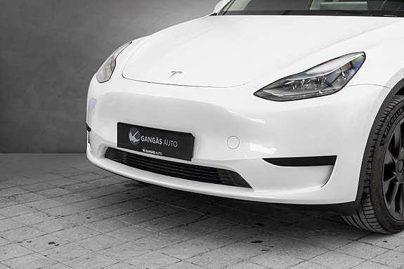 Tesla Model Y 2 of 22