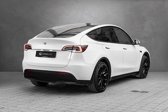 Tesla Model Y 5 of 22
