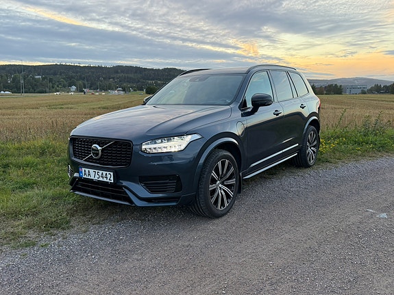 Volvo XC90 2 of 12