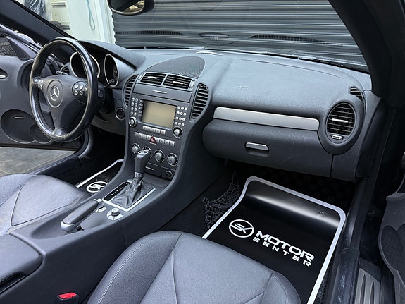Mercedes-Benz SLK350 8 of 27