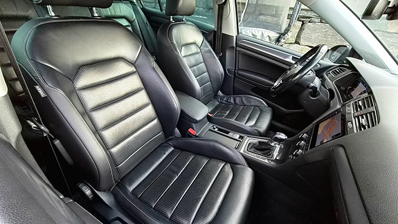 Volkswagen e-Golf VII 13 of 23