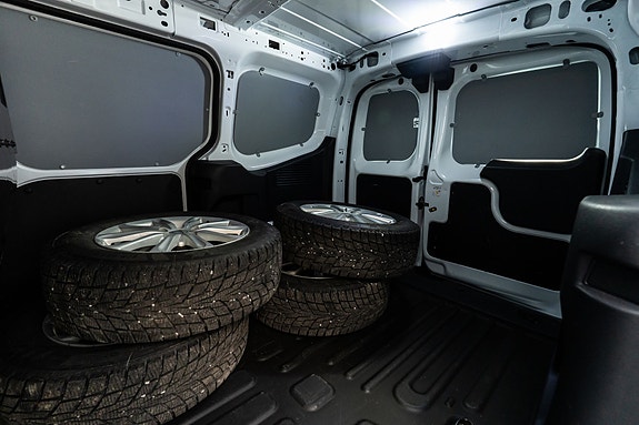 Ford Transit Courier 23 of 26