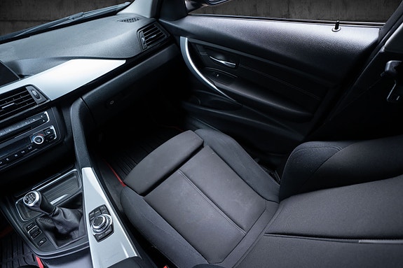 BMW 318d 17 of 30