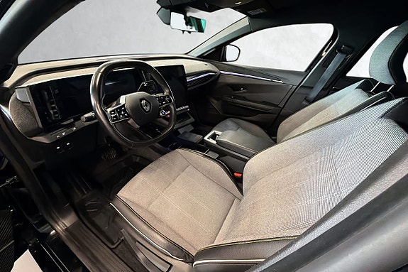 Renault Megane E-Tech 5 of 9