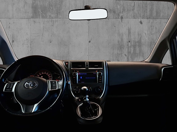 Toyota Verso-S 14 of 19