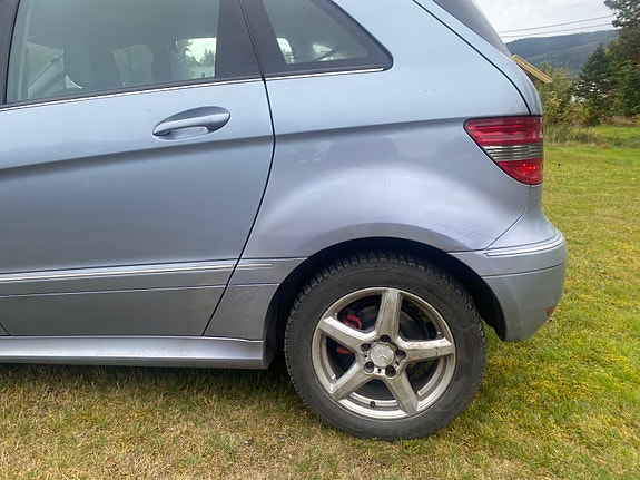Mercedes-Benz B180 d 2 of 12