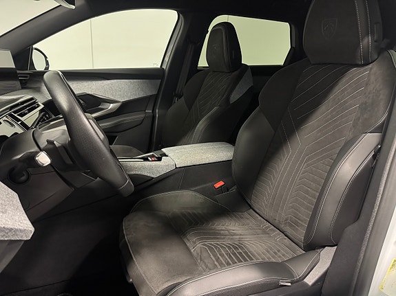 Peugeot e-5008 17 of 30