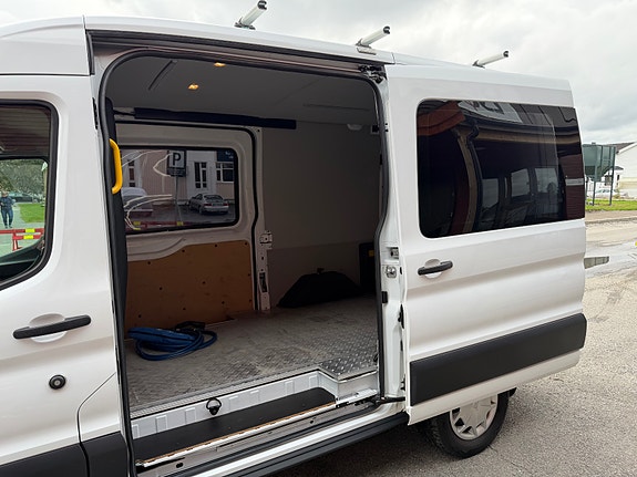 Ford E-Transit 350 L2 Van 19 of 30