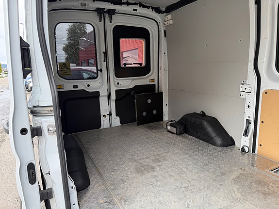 Ford E-Transit 350 L2 Van 11 of 30