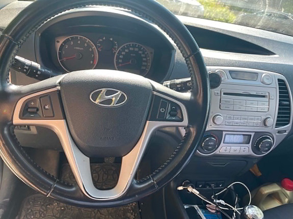 Hyundai i20 2 of 9
