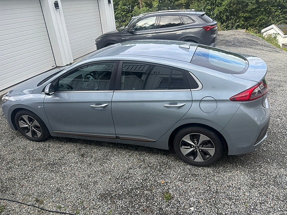 Hyundai IONIQ 3 of 4