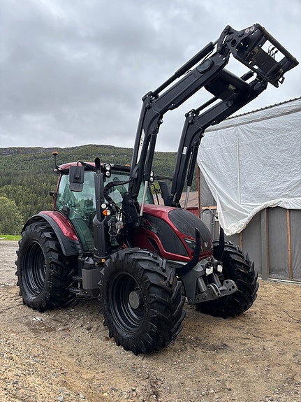 Valtra N 124 Hi-tech Moheda 121 4 WD 2 of 26