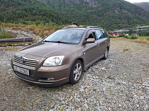 Toyota Avensis 2 of 4