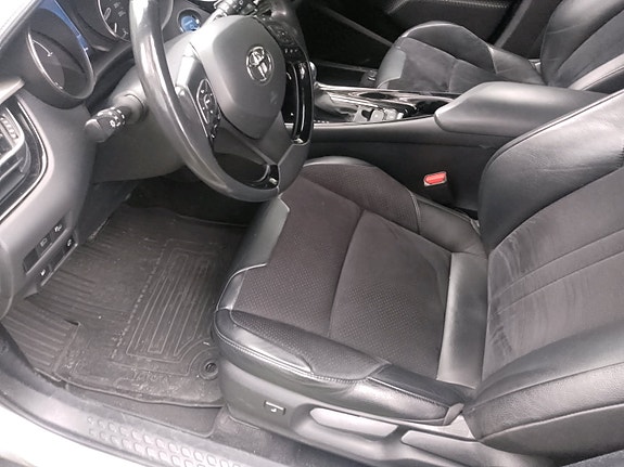 Toyota C-HR 10 of 13