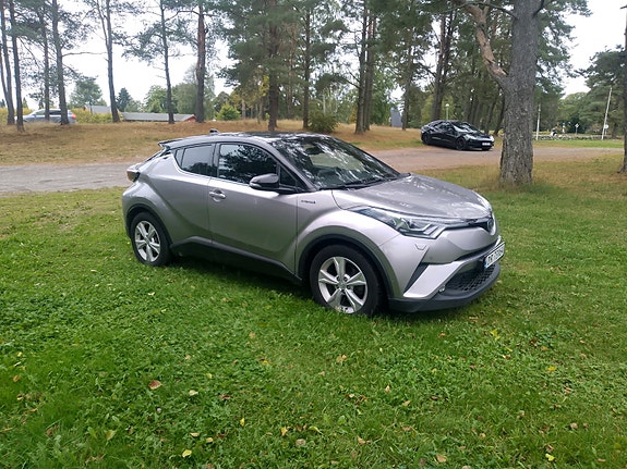 Toyota C-HR 2 of 13