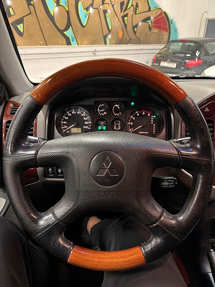 Mitsubishi Pajero 13 of 18