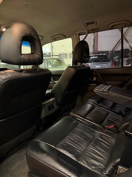 Mitsubishi Pajero 10 of 18