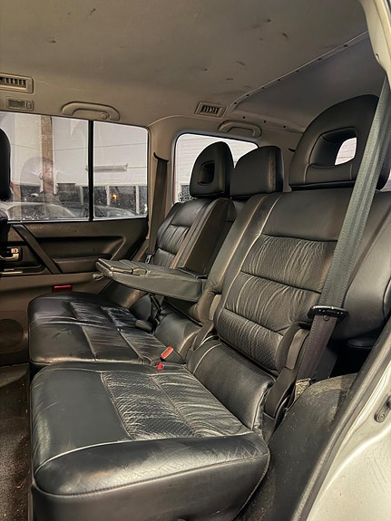 Mitsubishi Pajero 9 of 18