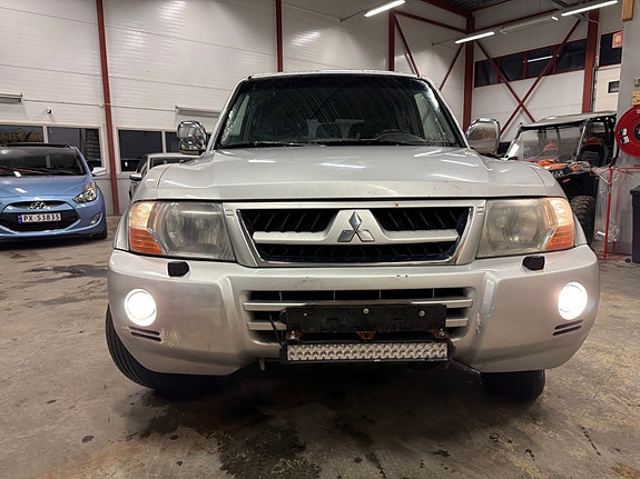 Mitsubishi Pajero 3 of 18