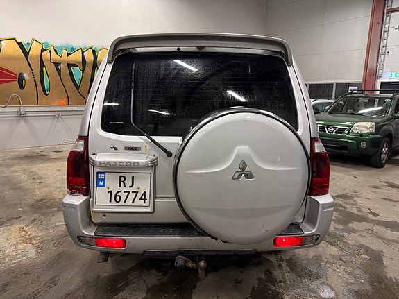 Mitsubishi Pajero 7 of 18