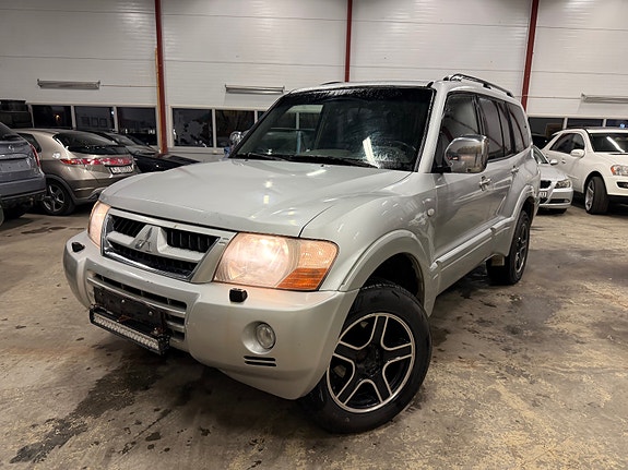 Mitsubishi Pajero 2 of 18