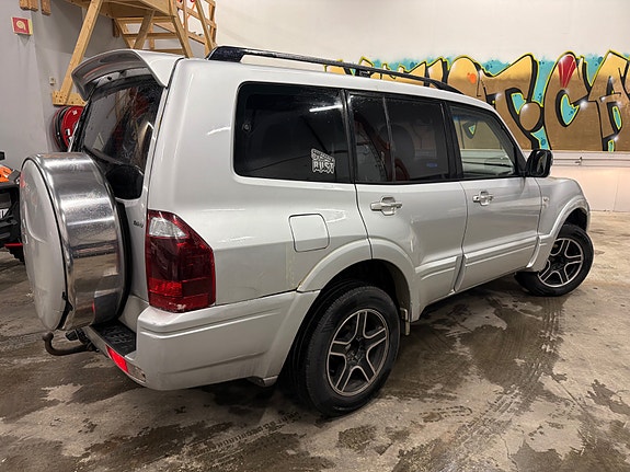 Mitsubishi Pajero 6 of 18
