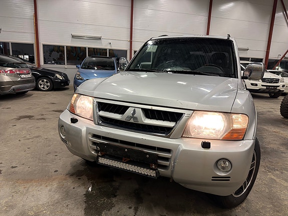 Mitsubishi Pajero 4 of 18