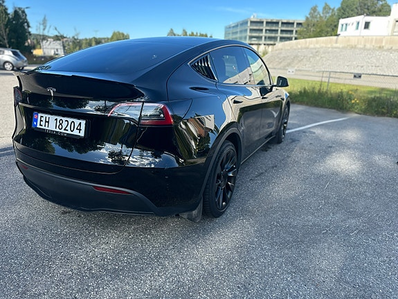Tesla Model Y 6 of 11
