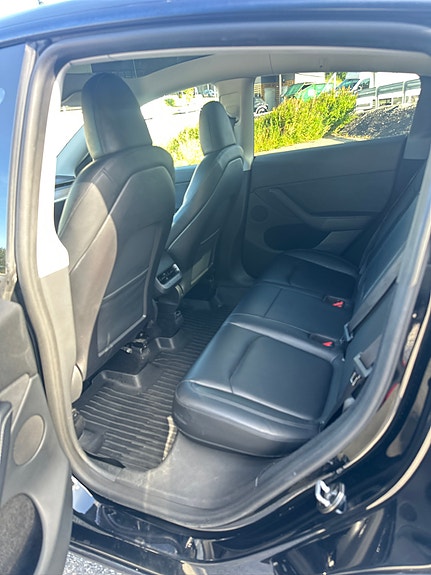 Tesla Model Y 8 of 11