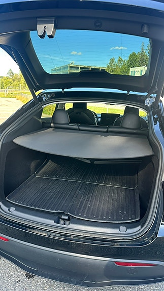 Tesla Model Y 10 of 11