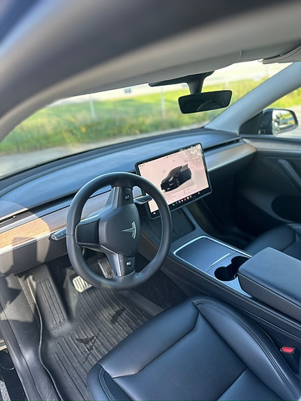 Tesla Model Y 5 of 11