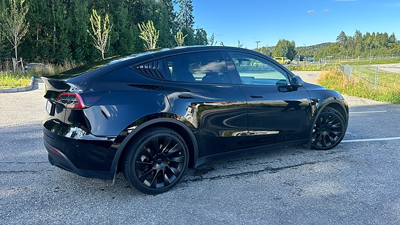 Tesla Model Y 3 of 11