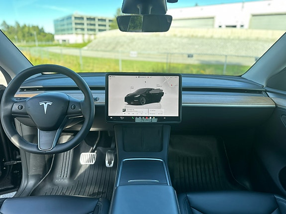 Tesla Model Y 9 of 11