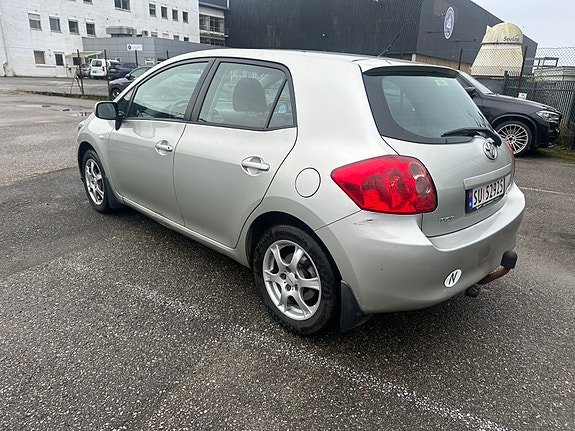 Toyota Auris 7 of 15