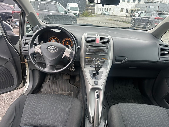 Toyota Auris 10 of 15