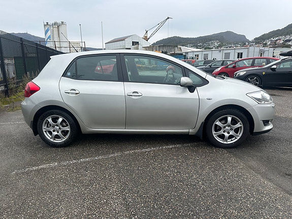 Toyota Auris 4 of 15