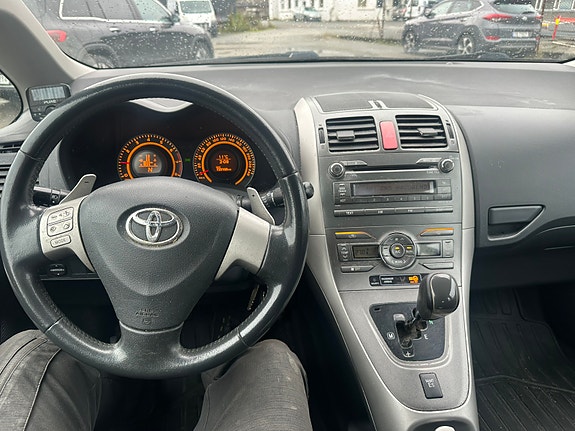 Toyota Auris 15 of 15