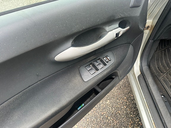 Toyota Auris 12 of 15