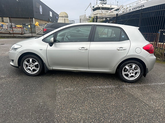 Toyota Auris 8 of 15