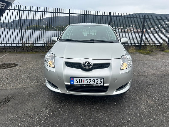 Toyota Auris 2 of 15