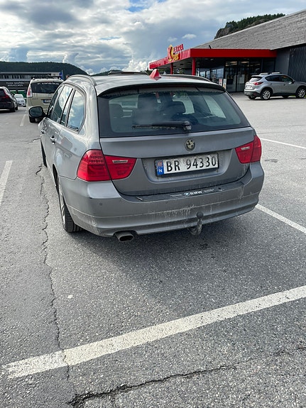 BMW 318d 3 of 4
