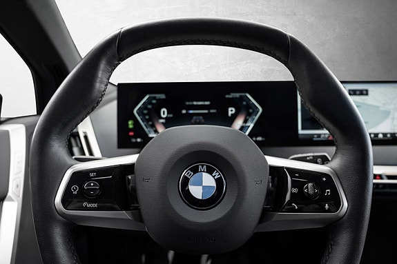 BMW iX 14 of 29
