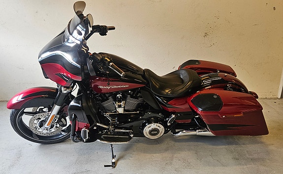 Harley-Davidson FLHXSE CVO Street Glide 5 of 14