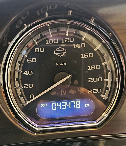 Harley-Davidson FLHXSE CVO Street Glide 13 of 14