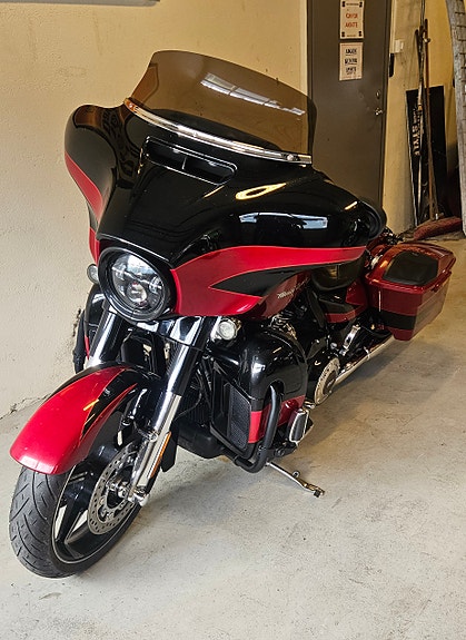 Harley-Davidson FLHXSE CVO Street Glide 6 of 14