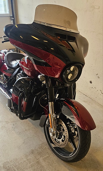 Harley-Davidson FLHXSE CVO Street Glide 8 of 14