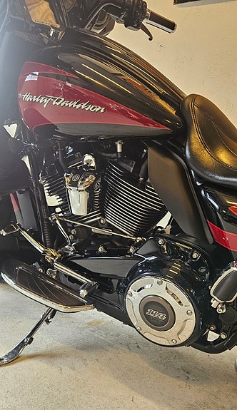 Harley-Davidson FLHXSE CVO Street Glide 11 of 14